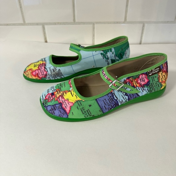 CHOCOLATCIAS Bonvoyage world map green woman Mary Jane comfort flat artsy travel - Picture 3 of 9